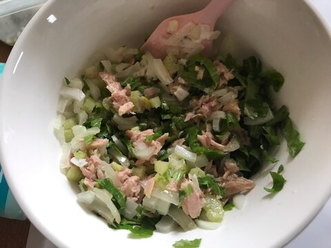 セロリ消費レシピツナとセロリのサラダ